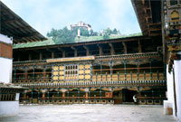 Paro, il cortile interno dello Dzong