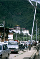 Paro, strada cittadina con Dzong