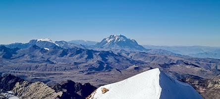 Vetta del Huayna Potosi, sullo sfondo l'Illimani