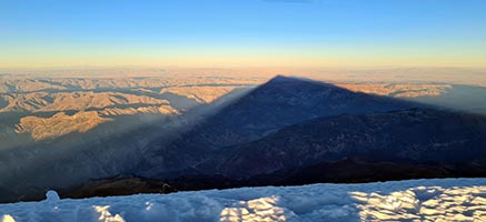 L'ombra dell'Illimani all'alba si allunga sulle Yungas