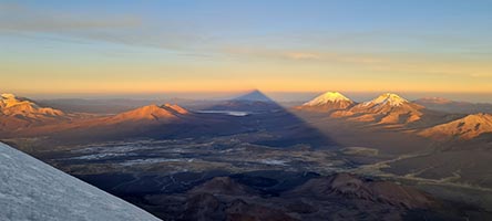 L'ombra del Sajama all'alba a fianco dei vulcani Parinacota e Pomerape