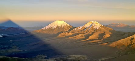 Il Parinacota e il Pomerape all'alba della vetta del Sajama