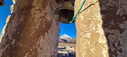 Il Sajama dal campanile della chiesa della Natività a Sajma