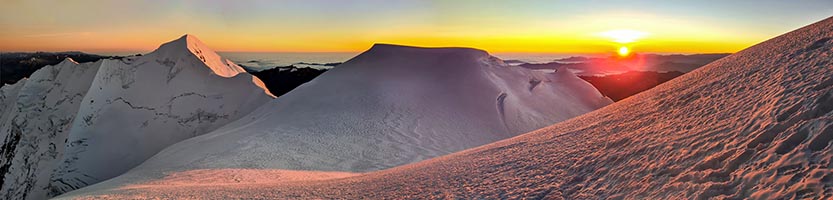 Panorama all'alba sulle tre cime dell'Illimani dai pendii sommitali