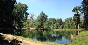 Pond nei pressi del Prasat Thom al Koh Ker