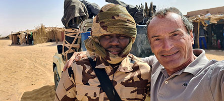 Selfie con un militare dell'esercito ciadiano a Ounianga Kebir (notare il pick-up carico di lanciarazzi sullo sfondo)