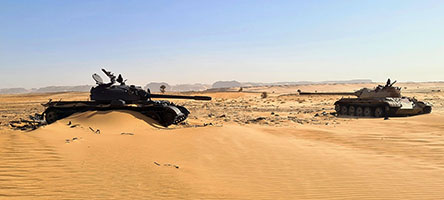 Resti di carri armati a sud di Ouadi Doum a 17°50'23'' N; 20°41'50.5'' E