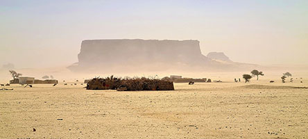 Villaggio di Ouai tra la polvere sollevata dal vento 17°31'23'' N; 21°01'06'' E