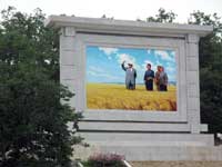 Murale dei due Kim tra i contadini