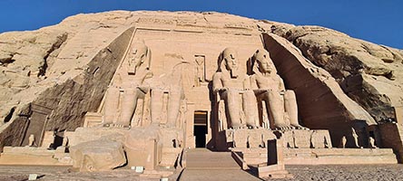 Ingresso del tempio di Ramses II ad Abu Simbel all'alad