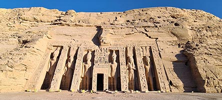La facciata del tempio di Nefertari ad Abu Simbel all'alba