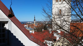 Tetti di Tallinn dagli spalti delle antiche mura