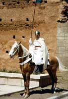 Guardia a cavallo all'ingresso della moschea incompiuta di Hassan a Rabat