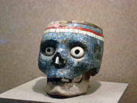Cranio rivestito ad uso cerimoniale presso il museo archeologico di Città del Messico