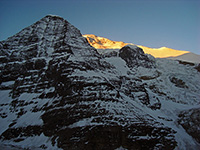 La vetta al tramonto dal campo base dietro la parete dell'"Eiger"