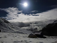 Il campo base innevato al chiaro di luna