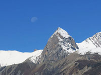 Luna sopra al passo di Mesokanto