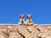 Statuine tradizionali sul tetto