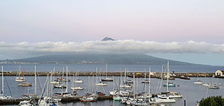 Il porto di Horta col monte Pico sullo sfondo al tramonto