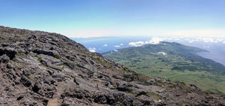 Panorama est dalla caldera sommitale del vulcano di Pico