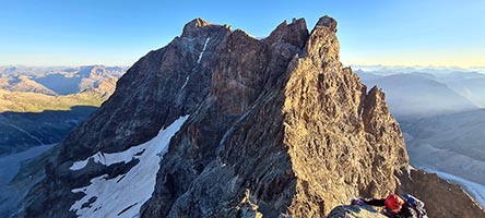 Arrampicata sulla cresta rocciosa prima della cresta nevosa della Biancograt