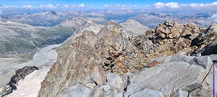 La sinuosa cresta sommitale del Piz Bernina, 4048 m