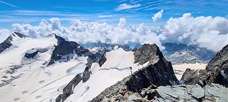 La Punta Perrucchetti del Bernina vista dalla più alta cima svizzera