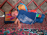 Bambino in una yurta a Murghab