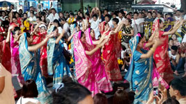 Danzatrici sfilano al festival di Navaratri a Bangkok