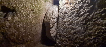 Porta circolare scorrevole in pietra nella città sotterranea di Derinkuyu
