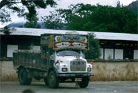 Strada per Phunaka, un camion