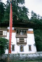 Kurjey Lhakhang, facciata con bandiera