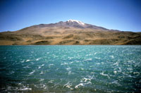 La remota laguna celeste, sullo sfondo il vulcano Uturunco