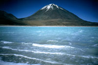 Il vulcano Licancabur, 5930 m, sullo sfondo la Laguna Verde
