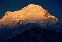 Gli ultimi raggi del sole al tramonto si riflettono sulla cime del Cho Oyu