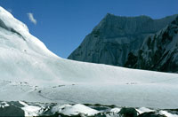 Carovane di yak e mercanti tibetani che attraversano il passo Nangpa, 5720 m