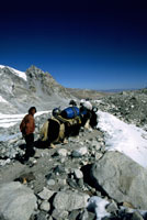 Scendendo verso il campo base cinese lungo il ghiacciaio di Gyabrang