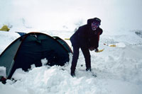 Fausto spala la neve caduta durante la notte al campo base avanzato