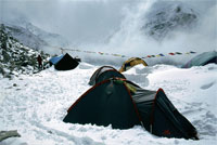 Il campo base sotto la neve