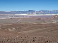 La RN 31 dalle pendici del Tres Cruces, sullo sfondo il Salar di Maricunga