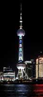 La torre Oriental Pearl by night
