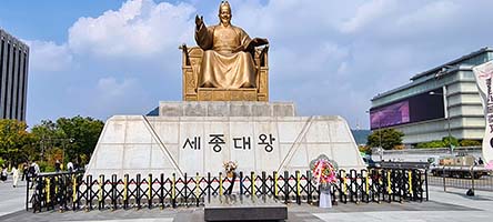 Statua del generale coreano Yi Sun-sin a Seoul che sconfisse i giapponesi nel 1598