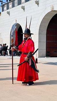 Soldato in veste tradizionale al cambio della guardia al palazzo reale di Gyeongbokgung a Seoul