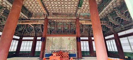 La sala delle udienze del re nel palazzo reale di Changdeokgung