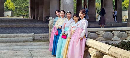 Signore in costume tradizionale al palazzo reale di Gyeongbokgung 