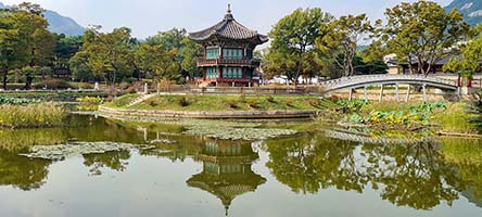 Il laghetto che ospita il padiglione Hyangwonjeong nel palazzo di Gyeongbokgung