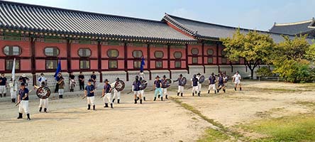 Prove di esercitazioni militari in costume al palazzo reale di Gyeongbokgung 