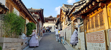 Una via del quartiere tradizionale di Bukchon Hanok a Seoul