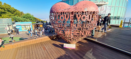 Installazione per gli innamorati sotto la torre di Seoul