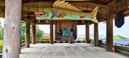 Il tamburo, il pesce, il gong nell'Iljumun Gate del tempio buddista di Buseoksa